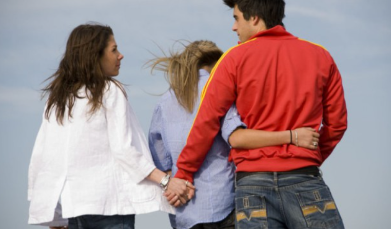 Какие три знака Зодиака могут любить двоих одновременно