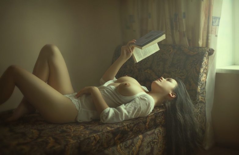 Читающая девушка - это прекрасно!