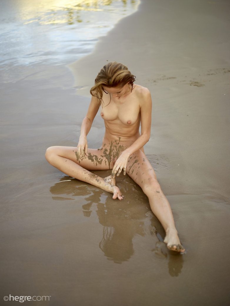 Девушка голышом на песочке