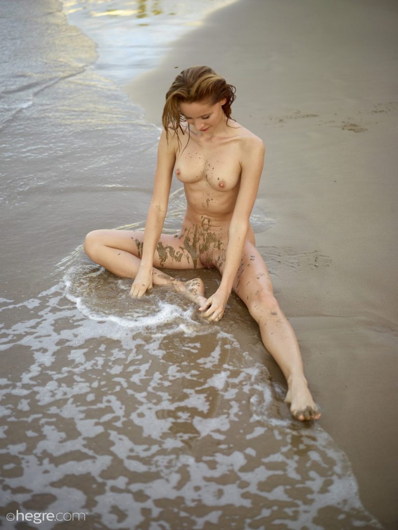 Девушка голышом на песочке