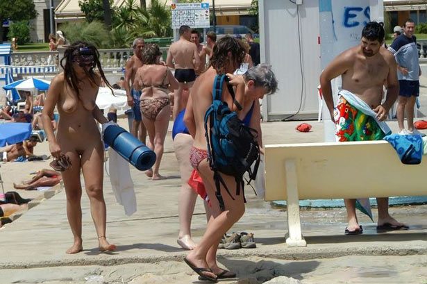 Молоденькие нудистки отдыхают на пляже