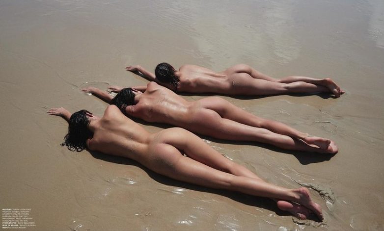 Три обнаженные грации на пляже