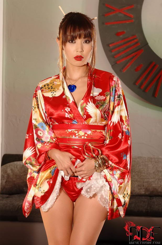 Роскошная экзотичная японочка в кимоно