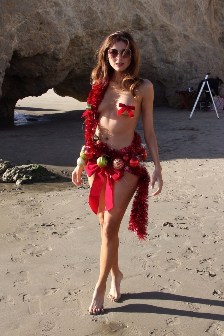 Девушка-ёлка на пляже в Малибу