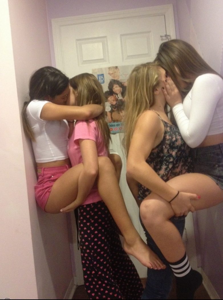 Сладкие поцелуи девушек