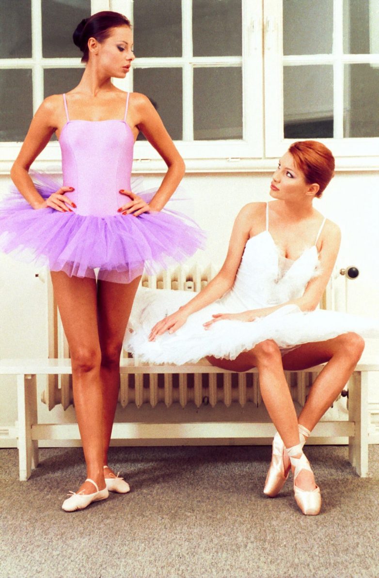 Две балерины занимаются на рабочем месте явно не тем