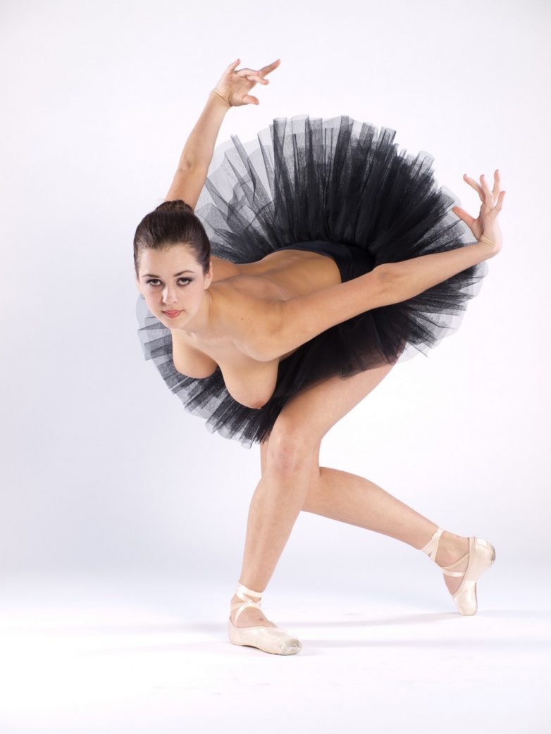 Изящная балерина демонстрирует потрясающую чистоту линий