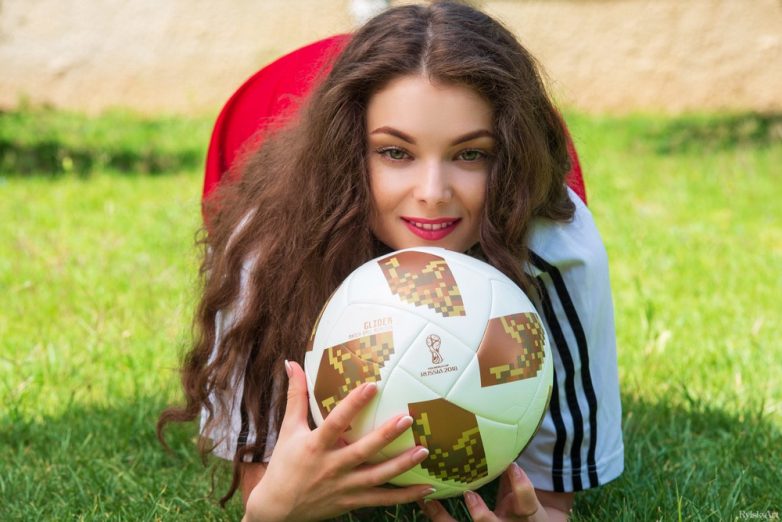 Вероника: девушка, которая очень любит футбол