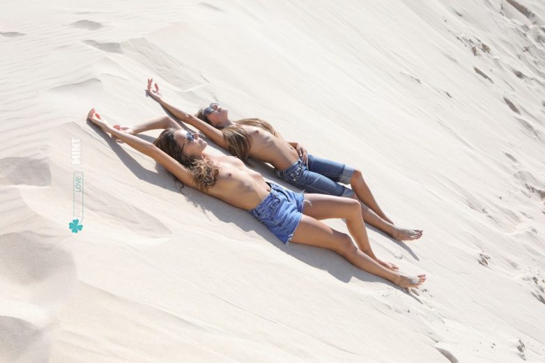 Две близкие подружки веселятся на песочке