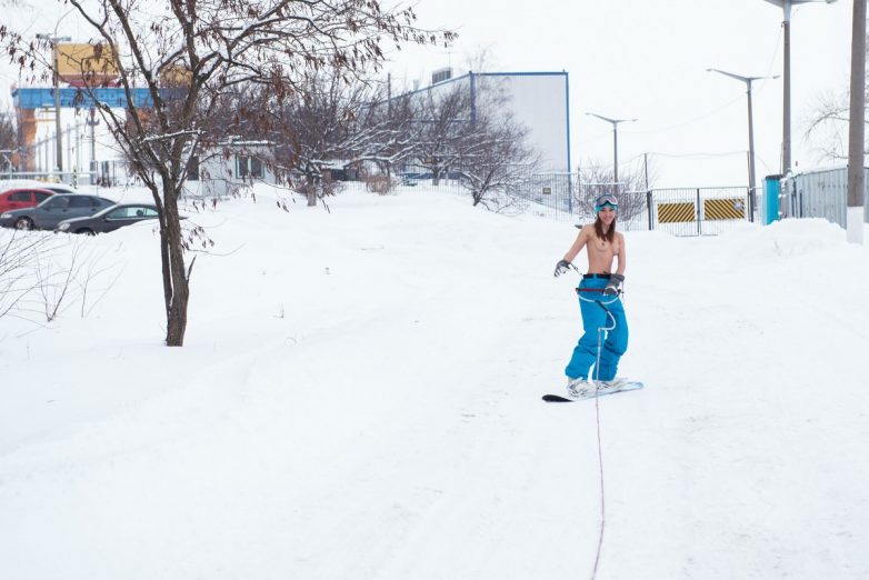 Горячая сноубордистка, рядом с которой тает лёд