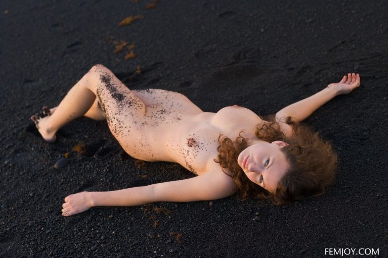 Голая-голая женщина на чёрном-чёрном пляже