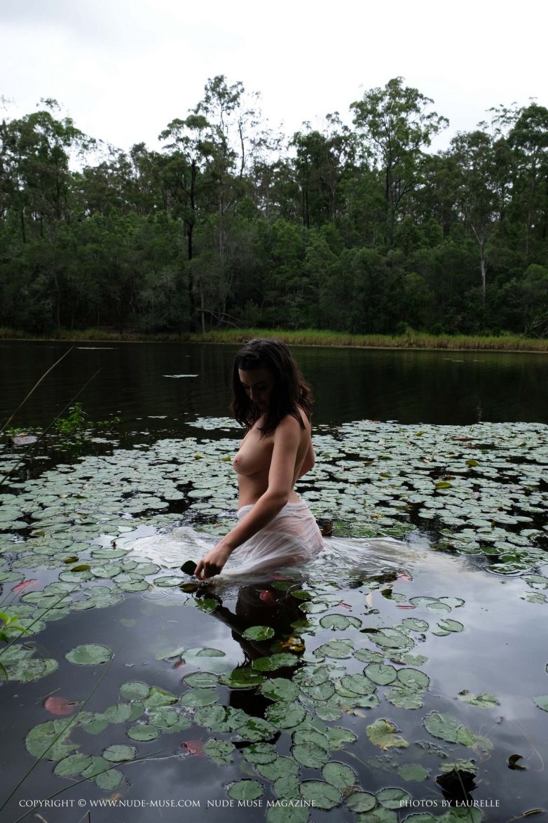 Девушка с пышным бюстом возомнила себя русалкой и разделась на лесном озере