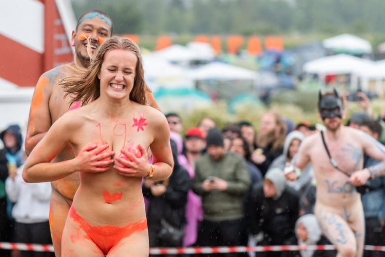 На музыкальном фестивале в Дании состоялся голый забег.