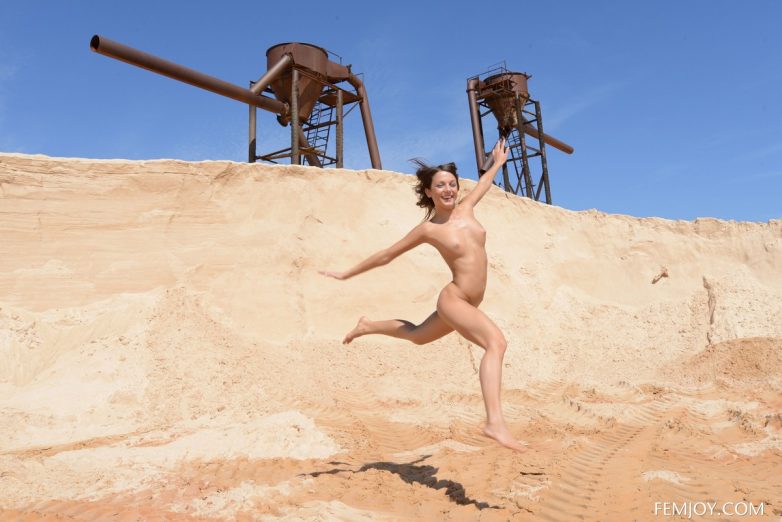 Medina устроила стильную фотосессию в песчаном карьере