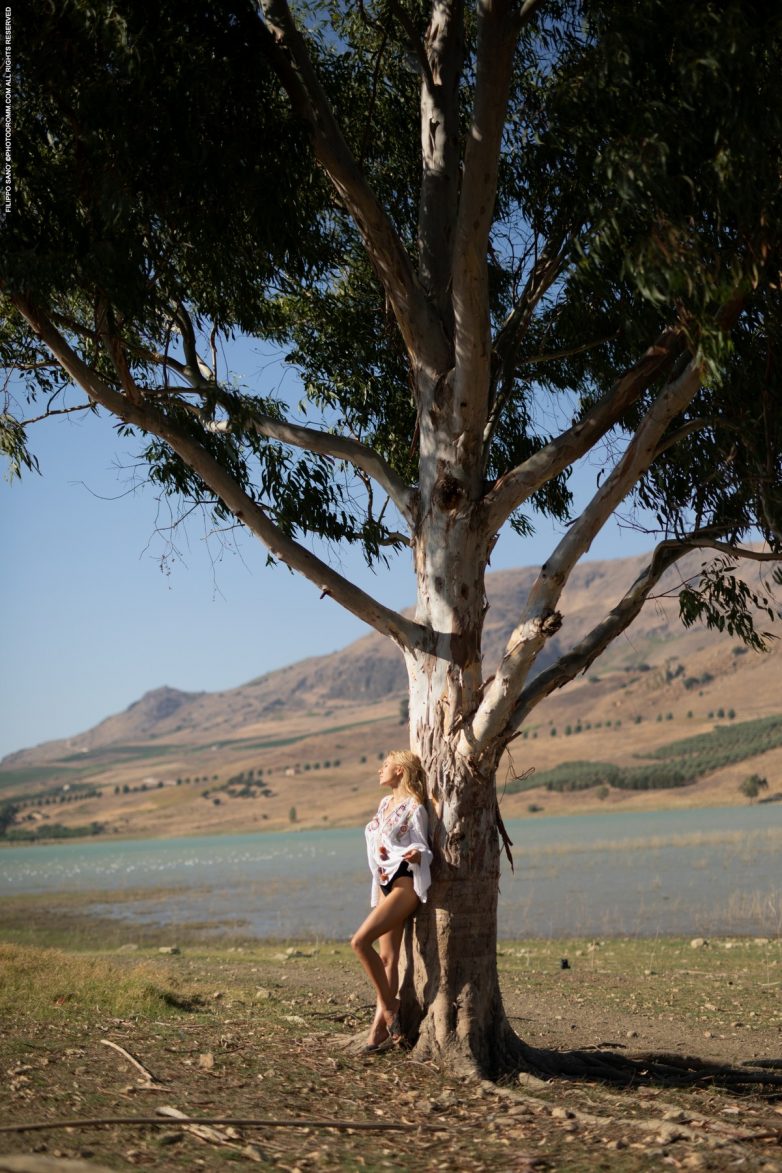 Красавица Darya с совершенной фигурой позирует у дерева