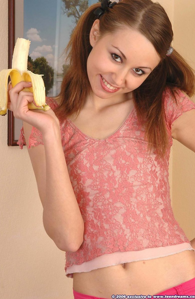 Развесёлая рыжая девушка с бананом