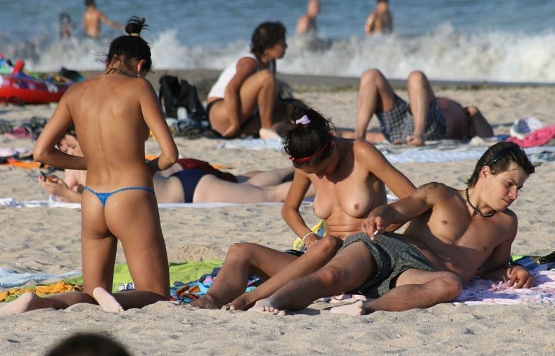 Девушки на пляжах, которые выступают против всяких условностей