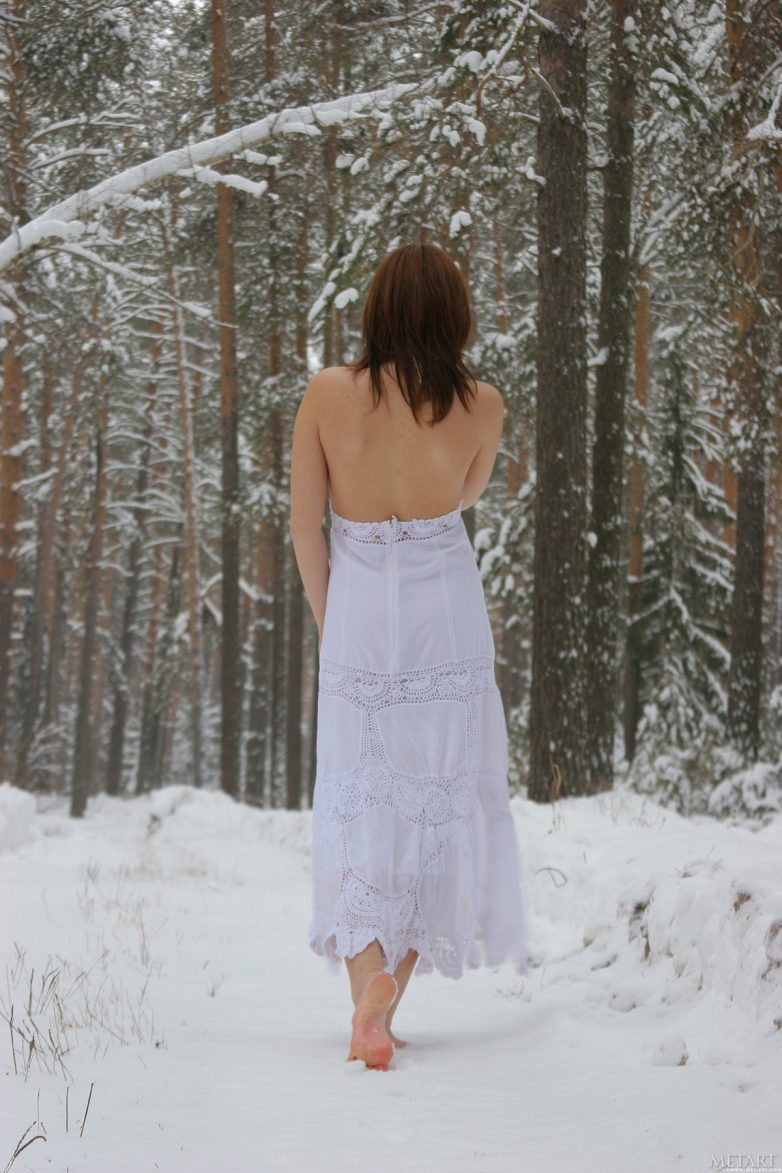 Прекрасная Lena в зимнем лесу