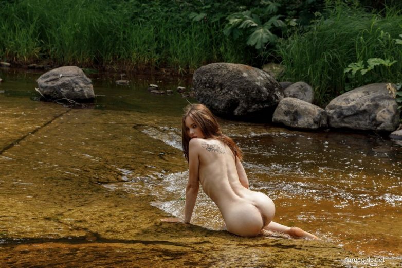 Скуластая Диана плещется в лесной реке