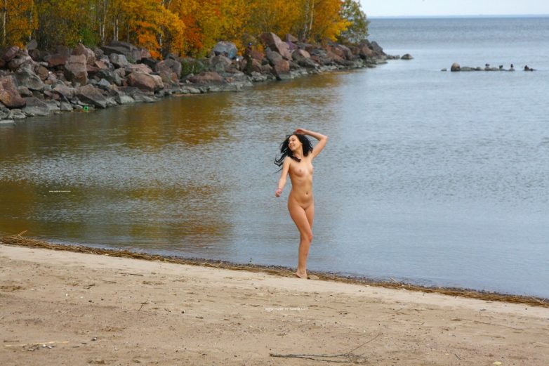Маша наслаждается осенью на Финском заливе
