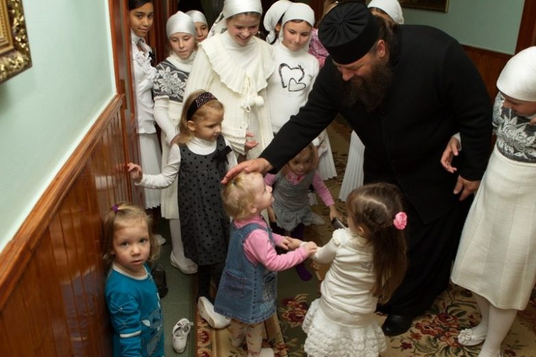 Священник на Украине усыновил 400 детей
