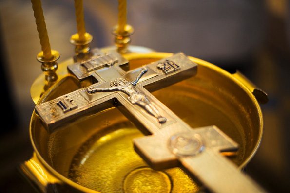 Крещение - не шоу православных моржей