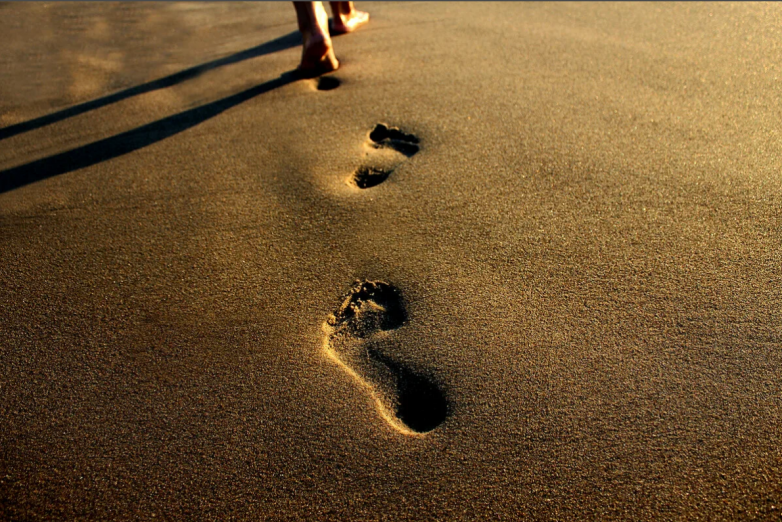Следы на песке: притча о жизненном пути