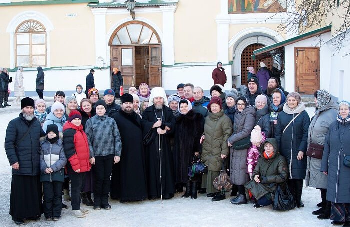 «Устремляются к батюшке тысячи людей»: путешествие в Псково-Печерский монастырь