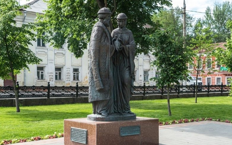 Памятники Петру и Февронии в разных городах России