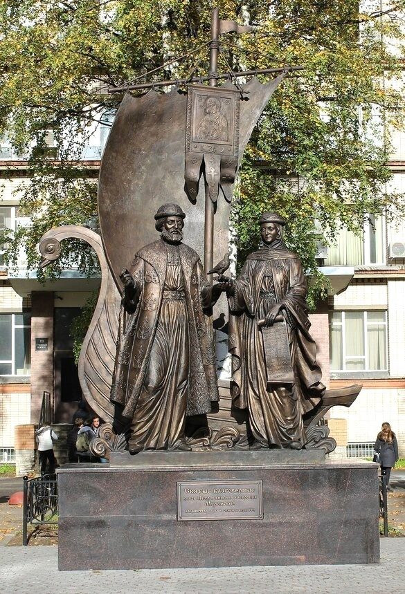 Памятники Петру и Февронии в разных городах России