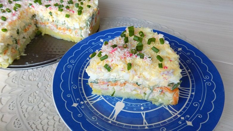 Слоеный салат на праздничный стол с сыром и крабовыми палочками
