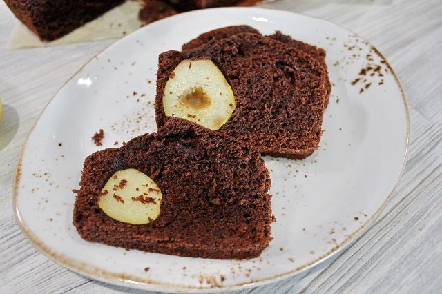 Шоколадный кекс с грушами