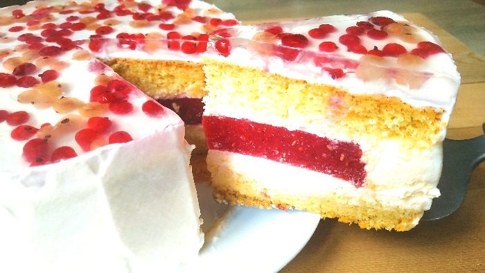 Покоряет сразу! Летний бисквитный торт с воздушным кремом и ягодным желе