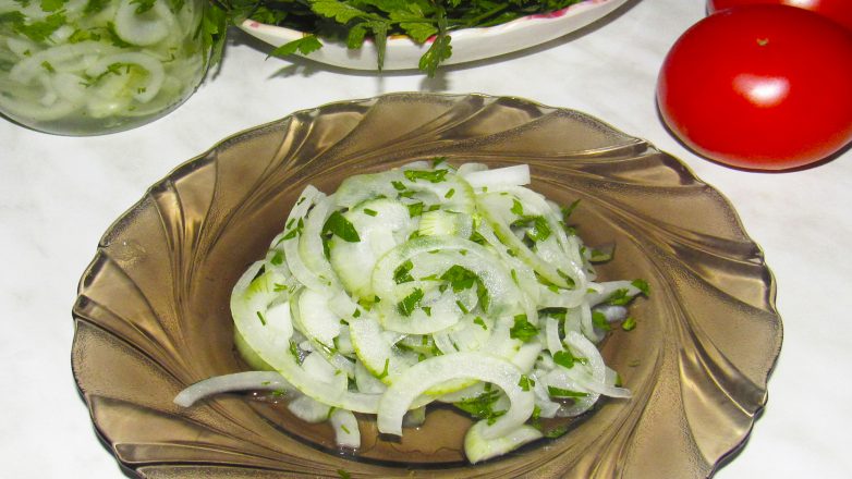 Универсальный маринованный лук: к шашлыку, к селедке или для салата