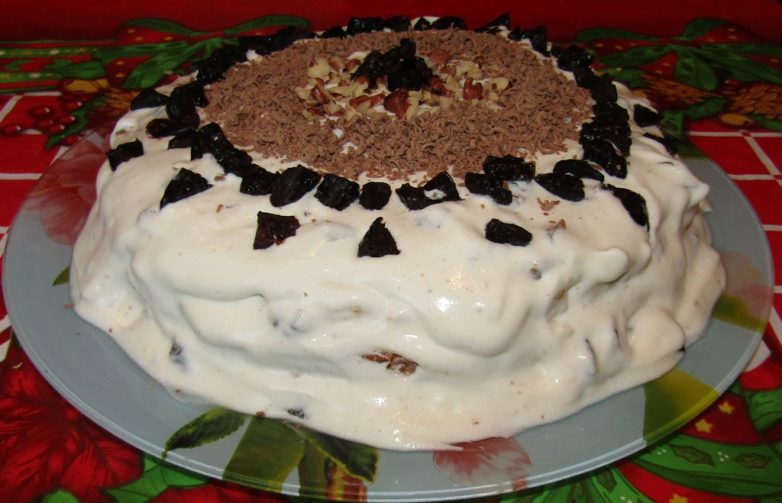 Торт на сгущенке со сметанным кремом и черносливом