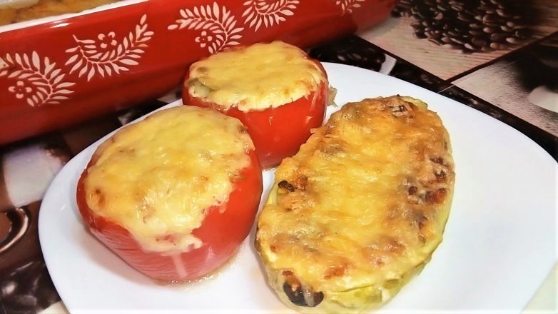Фаршированные творогом помидоры и кабачки. запеченные под сыром