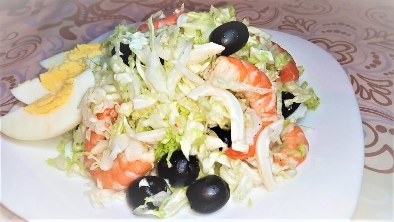 Вкуснейший новогодний салат без майонеза с морепродуктами.