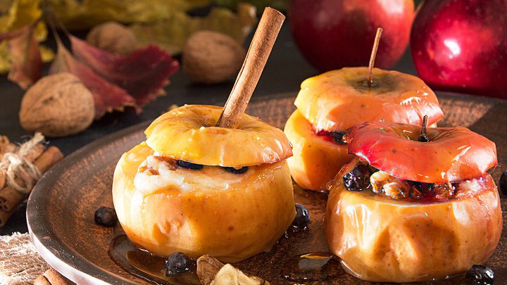 Запеченные яблоки с творогом, изюмом, корицей и медом в духовке