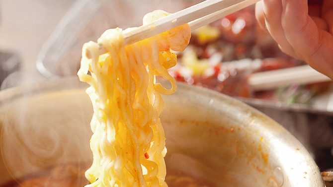 Рамэн по-корейски - горячий суп из лапши за 10 минут. Жена в шоке!