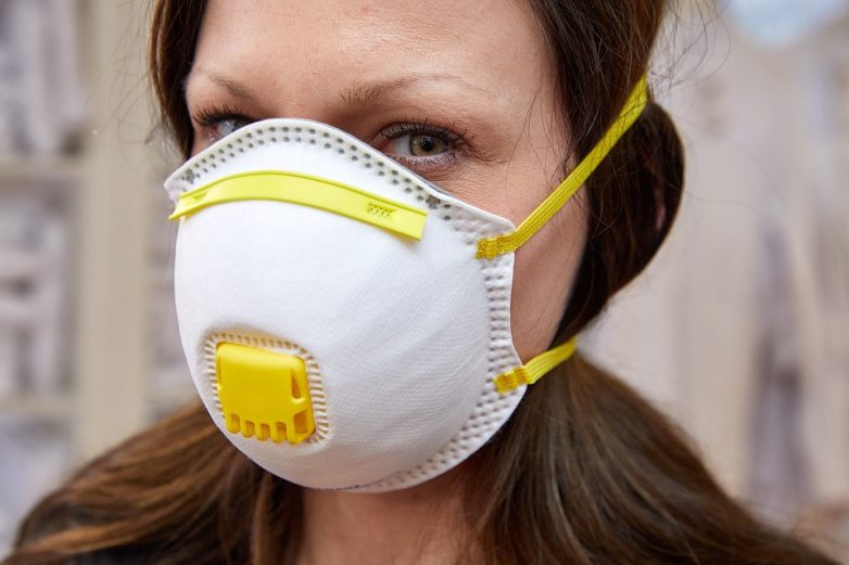 Эпидемиолог предупредил об опасности ношения масок в жару