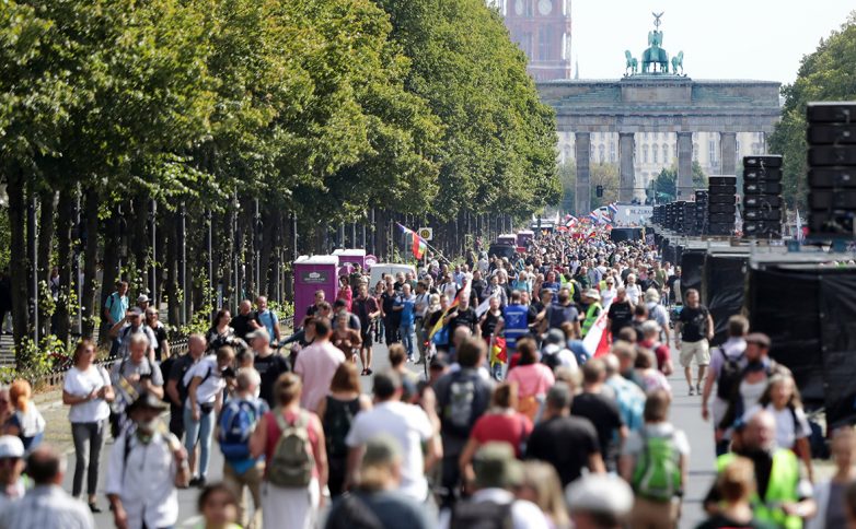 Жители Берлина вышли протестовать против политики в борьбе с COVID-19