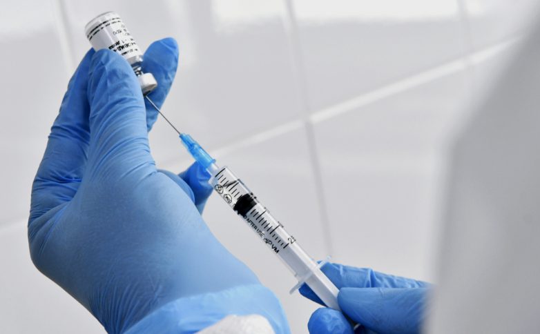 «Спутник V» начали испытывать вакцину от коронавируса на пожилых