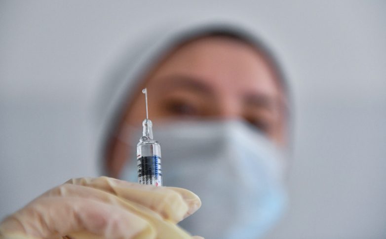 60% жителей российских мегаполисов выступили против прививки от COVID