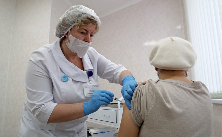 Доля пожилых среди получивших вакцину от коронавируса в Москве