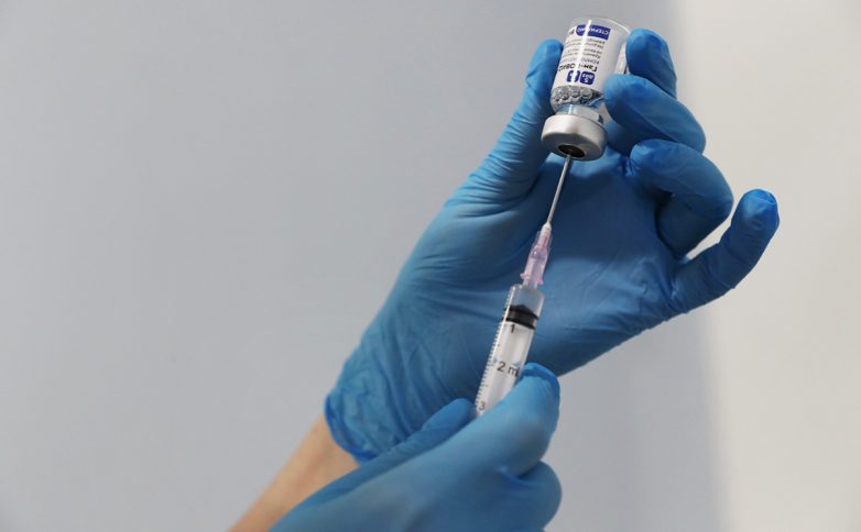 Путин приказал изучить эффективность вакцин против новых штаммов COVID-19