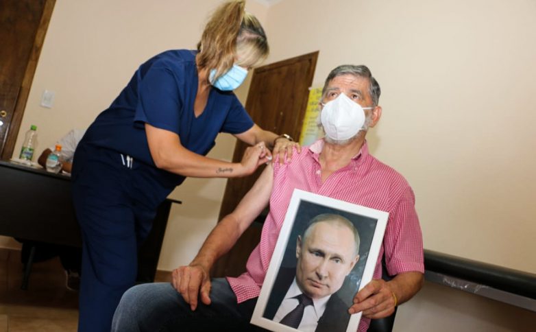 Мэр аргентинского города привился от коронавируса с портретом Путина в руках