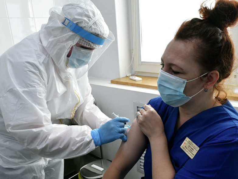 Попова выступает за стопроцентную вакцинацию медиков от COVID-19