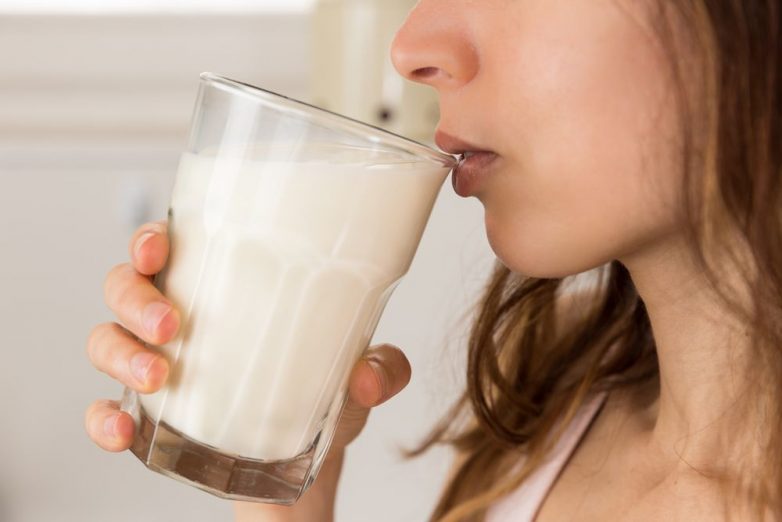 Женщин предупреждают об опасности употребления молока