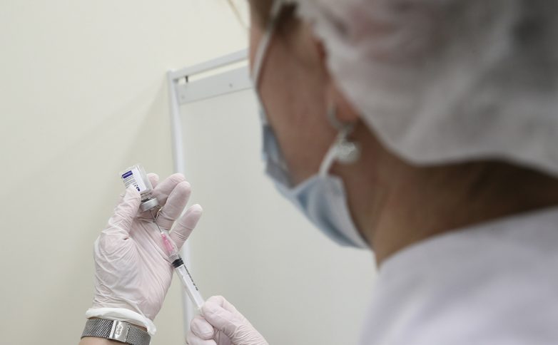 Эксперты оценили эффективность прививки от COVID-19 у носителей ВИЧ