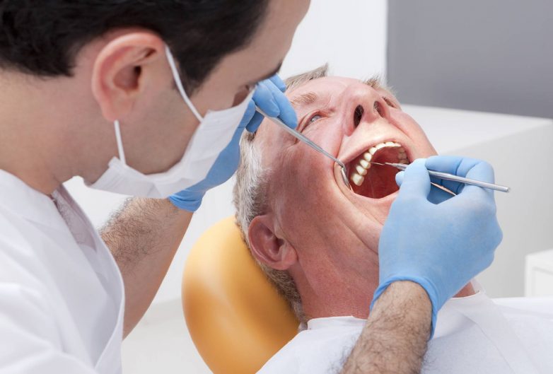 Стоматолог предупреждает о влиянии COVID-19 на зубы и десны
